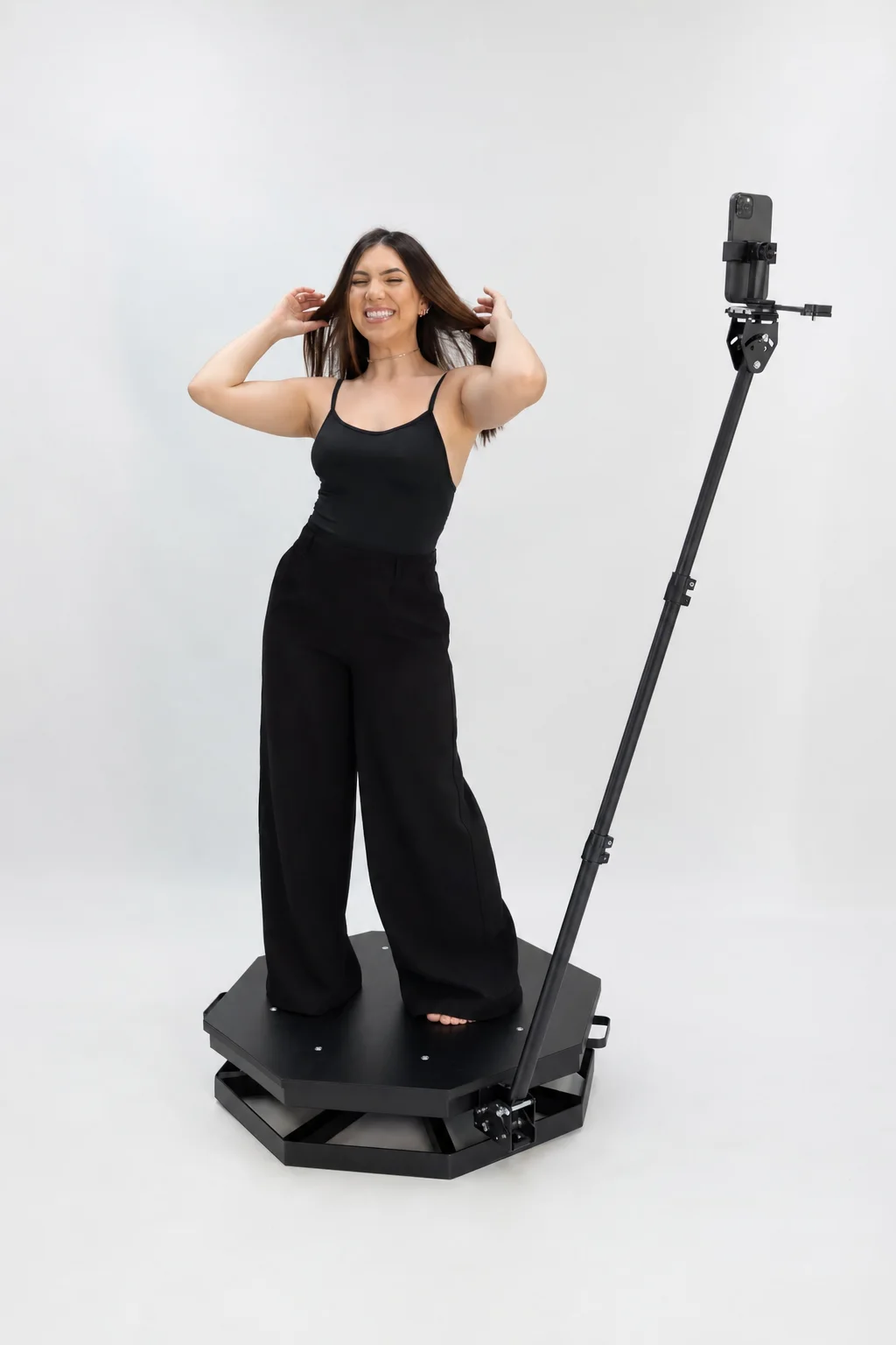 Mulher posando sobre a plataforma 360 Comum, sem LED, em estúdio