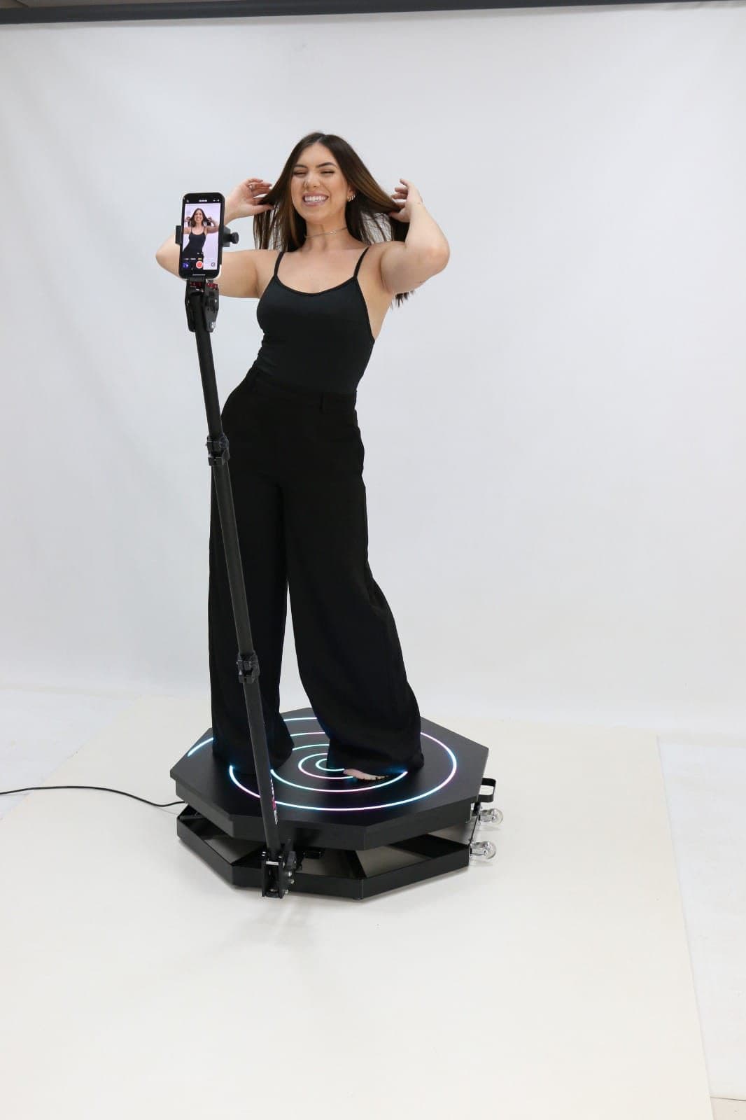 Plataforma 360 com LED espiral aceso e haste montada